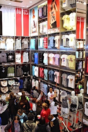 優(yōu)衣庫(kù)閃耀柏林 日本快時(shí)尚巨頭德國(guó)旗艦店盛大開(kāi)業(yè)，為歐洲時(shí)尚市場(chǎng)注入新活力